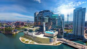 eine Luftaufnahme einer Stadt mit hohen Gebäuden in der Unterkunft Cinnamon Life Residencies- Luxury 2 Bedroom Apartment 12th Floor in Colombo