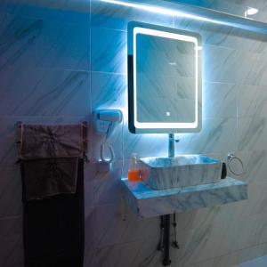 La salle de bains est pourvue d'un lavabo et d'un miroir. dans l'établissement home away from home 2 bedroom luxury apartment gulize, à Marrakech