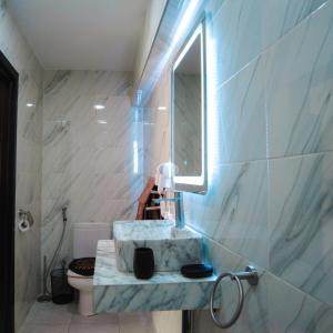 une salle de bain avec un lavabo et un miroir dans l'établissement home away from home 2 bedroom luxury apartment gulize, à Marrakech