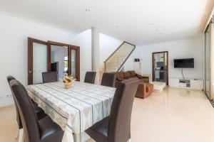 ソン・セッラ・デ・マリーナにあるEnjoy Villa Mexicのテーブルと椅子のあるダイニングルーム