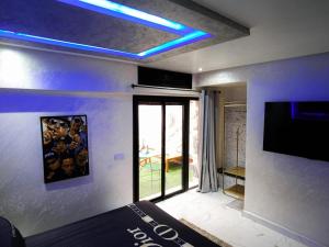 Cette chambre est dotée d'une lumière bleue au plafond. dans l'établissement home away from home 2 bedroom luxury apartment gulize, à Marrakech