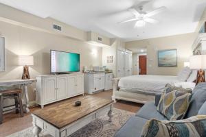 デスティンにあるGrand Sandestin 2210のベッドと薄型テレビのある寝室