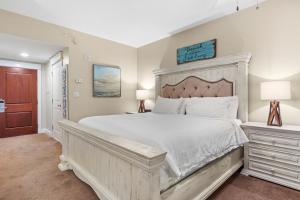 デスティンにあるGrand Sandestin 2210の大きな白いベッドと2つのランプがある寝室