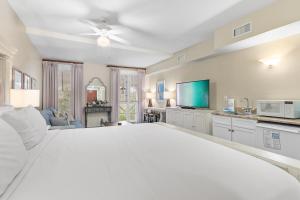 デスティンにあるGrand Sandestin 2210の白いベッドとキッチン付きの広いベッドルーム1室が備わります。 +27枚の写真