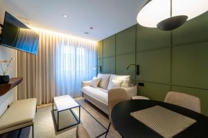 Televiisor ja/või meelelahutuskeskus majutusasutuses Heritage Suites Oviedo