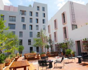 Budova, kde se aparthotel nachází