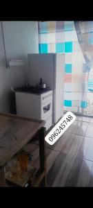 Il comprend une cuisine équipée d'un réfrigérateur et du parquet. dans l'établissement Alojamiento en Atlantida, à Atlántida