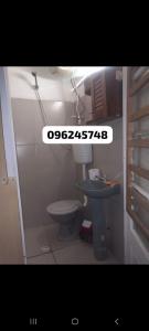 une salle de bains avec toilettes et lavabo dans l'établissement Alojamiento en Atlantida, à Atlántida