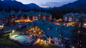 eine Luftansicht eines Resorts in der Nacht in der Unterkunft Lizard Creek Lodge in Fernie