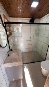 ein Badezimmer mit Waschbecken und Toilette in der Unterkunft Chale Pedra do Sol in Caxias do Sul