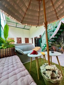 a living room with a couch and an umbrella at House&Spa in Koh Phangan