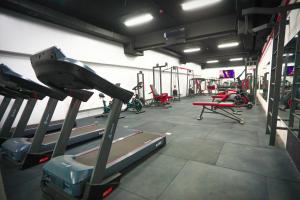 ein Fitnessstudio mit mehreren Laufbändern und Geräten darin in der Unterkunft Diyor Hotel & Spa Tashkent in Taschkent