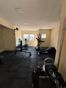 Una habitación vacía con varias bicicletas estáticas en ella. en Flat Congonhas sp, en São Paulo 22 fotos más