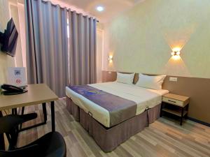ein Hotelzimmer mit Bett und Schreibtisch in der Unterkunft Diyor Hotel & Spa Tashkent in Taschkent + 16 Fotos