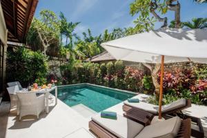 Bazén v ubytování Karma Kandhara nebo v jeho okolí