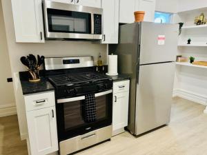 Η κουζίνα ή μικρή κουζίνα στο Jungle House Columbus Sleep 12 Downtown Ohio Free Parking - Near Convention Center & Nationwide Arena - 4BR Short North Luxury Home - Over 5,800 Five Star Stays