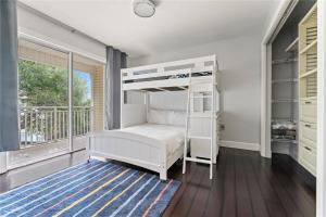 Postel nebo postele na pokoji v ubytování Beach House Paradise - Walk to everything! + 15 fotografií