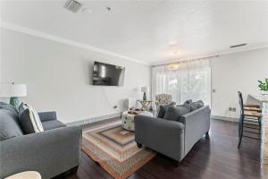 TV a/nebo společenská místnost v ubytování Beach House Paradise - Walk to everything!