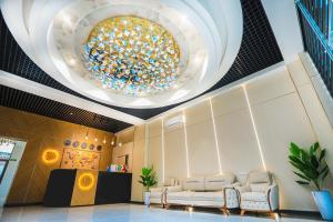 eine Lobby mit einem großen Kronleuchter an der Decke in der Unterkunft Diyor Hotel & Spa Tashkent in Taschkent