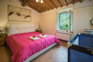 Postel nebo postele na pokoji v ubytování Charming Stone House Near Lucca And Garfagnana + 18 fotografií