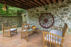 Posezení v ubytování Charming Stone House Near Lucca And Garfagnana