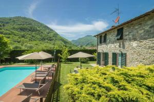 Nespecifikovaný výhled na hory nebo výhled na hory při pohledu z prázdninového domu