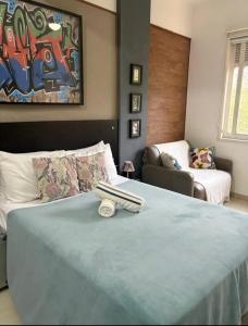 Ένα ή περισσότερα κρεβάτια σε δωμάτιο στο Top 20 - Apartamento em Copacabana perto da praia vista para montanhas