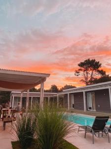 Hồ bơi trong/gần Superb villa with sea view