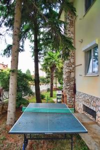 een tafeltennistafel voor een huis bij Apartments with swimming pool Valbandon, Fazana - 7257 in Marana