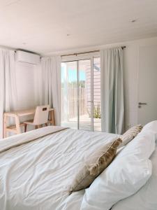 Giường trong phòng chung tại Superb villa with sea view +13 ảnh