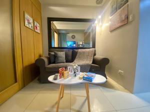 Posezení v ubytování Cousins' Haven Staycation at SHELL RESIDENCES near MOA and NAIA