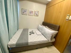 Postel nebo postele na pokoji v ubytování Cousins' Haven Staycation at SHELL RESIDENCES near MOA and NAIA