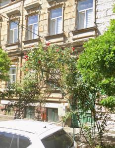 Un coche blanco aparcado delante de un edificio en Gojdu Studio by the River, en Timisoara