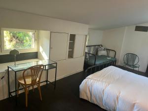 une chambre avec un lit, une table et une chaise dans l'établissement Maison Bonnefoy, à Toulouse