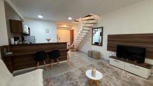 Posezení v ubytování Apartamento duplex em Itaipava com vaga