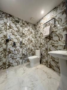 een badkamer met toilet en wastafel bij Hr Palace in Varanasi