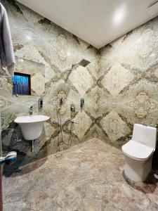 een badkamer met toilet en wastafel bij Hr Palace in Varanasi