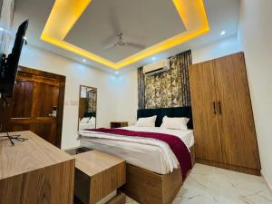 a bedroom with a large bed in a room at Hr Palace in Varanasi