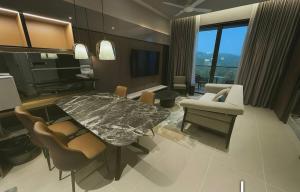 Kuchyň nebo kuchyňský kout v ubytování Antara 2 bedroom 9 min walk to genting 9Pax