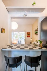 ein Wohnzimmer mit 2 Stühlen und einem karierten Boden in der Unterkunft Carmel Emerald in Haifa