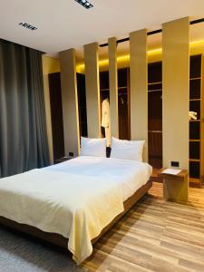 Ένα ή περισσότερα κρεβάτια σε δωμάτιο στο Farida Grand Hotel