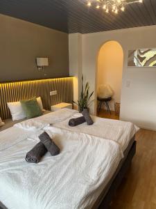 ein Schlafzimmer mit einem großen Bett mit zwei Handtüchern darauf in der Unterkunft Little Rose - modern, central with WiFi & parking in Bad Sobernheim