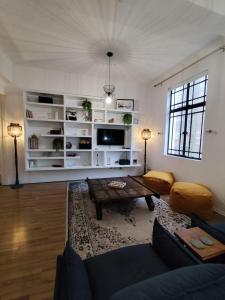 un soggiorno con un divano e un tavolino da caffè di Art Deco City Gem in the Heart of Capetown a Città del Capo