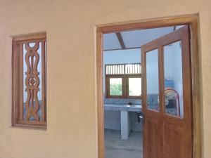 Una puerta a una habitación con vistas a una mesa en Thalpathwewa Cave Temple, 