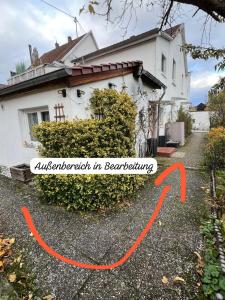 ein Haus mit einem Schild, auf dem steht: Hausbesitzer-Ratten in Sozialleistungen in der Unterkunft Little Rose - modern, central with WiFi & parking in Bad Sobernheim + 63 Fotos