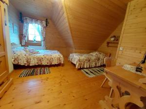 Ένα ή περισσότερα κρεβάτια σε δωμάτιο στο Smrekowa Willa