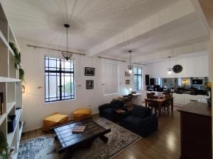 un soggiorno con un divano e un tavolo di Art Deco City Gem in the Heart of Capetown a Città del Capo