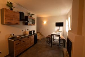 Una cocina con encimera y mesa con sillas. en Azienda Vitivinicola Ca' Manin, en Vo Euganeo