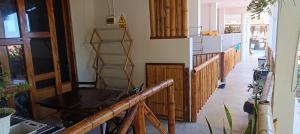 ein Esszimmer mit einem Tisch und einem Flur in der Unterkunft Villa Naylamp Loft 2 familiar playa pocitas in Máncora