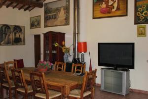 TV a/nebo společenská místnost v ubytování La dimora di Anna